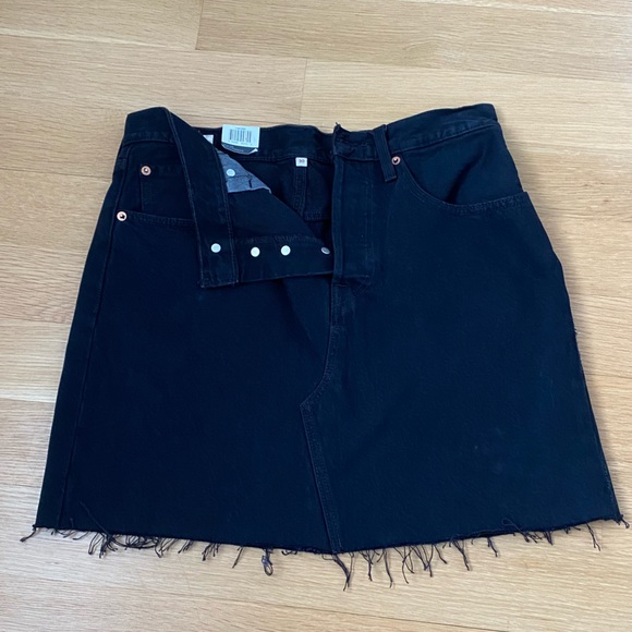 Levi’s Black Denim Mini Skirt - Size 30 - Picture 5 of 6